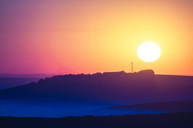 Gün batımı ve güzel ışık, güneş ışığı renkli gökyüzünü aydınlatıyor, bulutlar, güzel doğa.