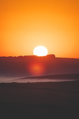 Gün batımı ve güzel ışık, güneş ışığı renkli gökyüzünü aydınlatıyor, bulutlar, güzel doğa.