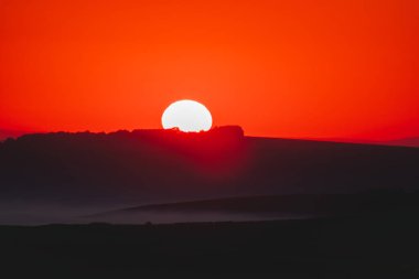 Gün batımı ve güzel ışık, güneş ışığı renkli gökyüzünü aydınlatıyor, bulutlar, güzel doğa.