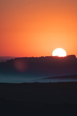 Gün batımı ve güzel ışık, güneş ışığı renkli gökyüzünü aydınlatıyor, bulutlar, güzel doğa.