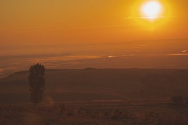 Gündoğumu manzarası, rengarenk ılık doğa, dünya, nehir, tepeler ve köy, güneş ışığı