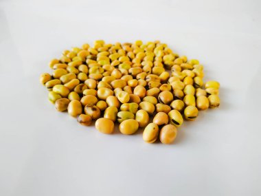 Beyaz arka planda geniş fasulye tohumu