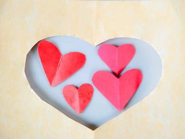 Красные Бумажные Сердца Белом Фоне Концепция Дня Святого Валентина — стоковое фото