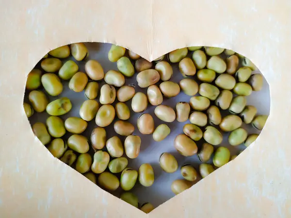 Форма Сердца Сделанная Широких Семян Фасоли Бумажном Фоне День Святого — стоковое фото