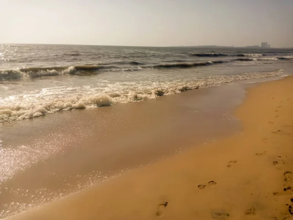 砂の上に太陽の光と波と朝のビーチ — ストック写真