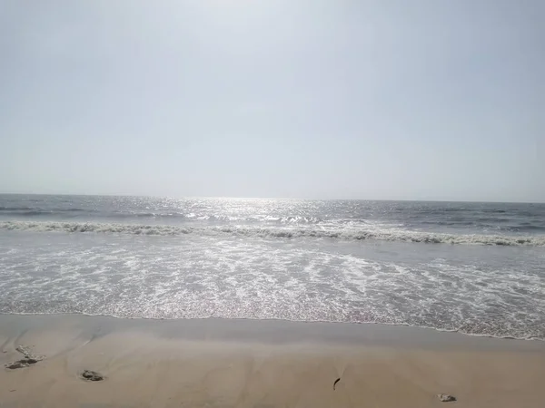 晴れた日にはビーチと海の美しい景色 — ストック写真
