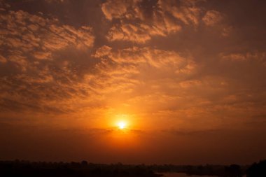 Bulutlar ve güneş ışınlarıyla günbatımı arkaplanı. Doğal arkaplan.