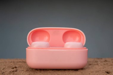 Pembe kablosuz bir kablosuz dosyanın kapağını mavi arka planda kapatır.