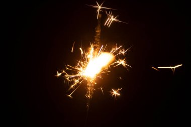 Siyah arka planda yanan maytap. Yeni yıl ve Noel partisi