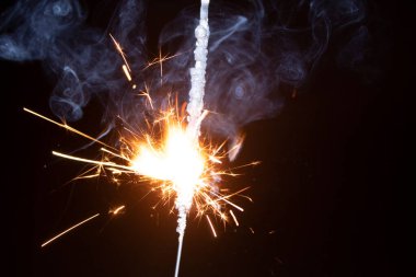 Siyah arkaplanda maytap, yakın plan fotoğraf.