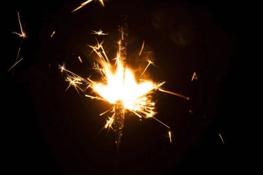 Siyah arka planda yanan maytap. Yakın plan. yeni yıl