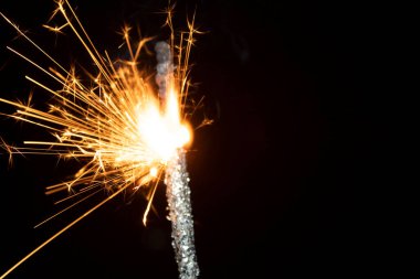 Siyah arka planda maytap. Yeni yıl ve Noel partisi.