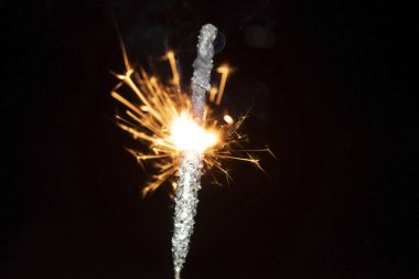 Siyah arka planda yanan maytap. Yeni Yıl Arifesi.