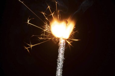 Siyah arka planda yanan maytap. Yeni Yıl Arifesi