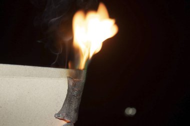 Metin veya tasarım için kopyalama alanı olan siyah arkaplan üzerine kağıt yazılıyor