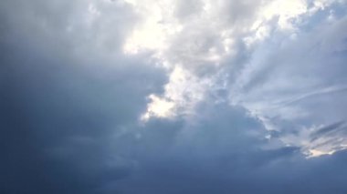 Beyaz değişen güzel bulutlar mavi gökyüzü arkaplanlı zaman atlamaları. Köydeki kabarık, kümülatif fırtına bulutlarının zamanı. kopyalama alanı. 4K.