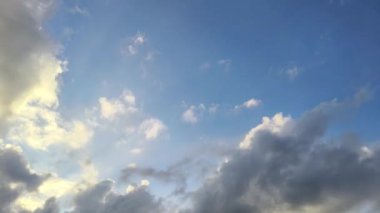 Mavi gökyüzü beyaz bulutlar, manzara beyaz bulutlar, Cumulus bulut bulutu zaman çizelgesi, yaz mavi gökyüzü zaman atlaması. Doğal arka plan, hızlandırılmış zaman, kopyalama alanı. 4K.