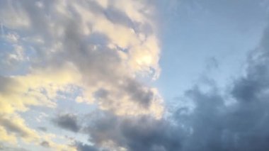 Güzel bulutların hızlanması mavi gökyüzünde hareket eder. Doğal arka plan, hızlandırılmış zaman, kopyalama alanı. 4K.