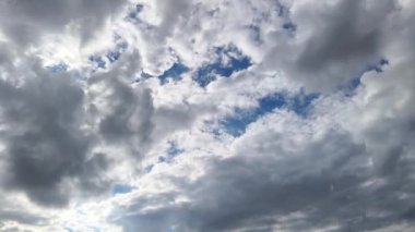 Güzel beyaz bulutlar mavi gökyüzü arkaplanlı zaman atlamaları. Doğal arka plan, hızlandırılmış zaman, kopyalama alanı. 4K.