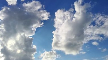 Mavi gökyüzü güzel beyaz bulutlar. Kabarık beyaz bulutlar. Kümülüs bulutlu zaman çizelgesi. Yaz mavisi gökyüzü zaman aşımı. Doğa mavi gökyüzü. Doğal arka plan, hızlandırılmış zaman, kopyalama alanı. 4K.