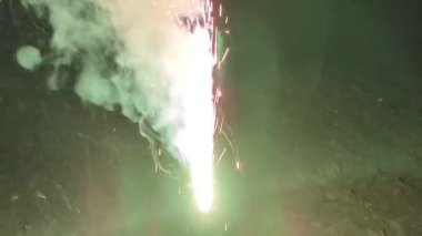 Dynamic White Sparkler Efektleri: Bu 4K videosu, multimedya projeleriniz için büyüleyici bir görsel efekt sağlayan beyaz bir maytap içeriyor. Kutlamalar, partiler ve özel etkinlikler için ideal