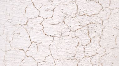 Çatlaklı ve boyalı beyaz bir duvar. Tasarım için soyut arkaplan.