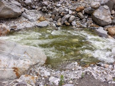 Kayaların üzerinden akan temiz suyla Dağ Deresi