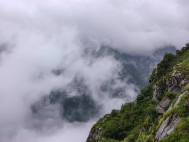 Puslu Dağ Tepesi Dramatik Gökyüzü ve bereketli Toprakları ile