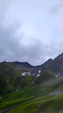 Misty Hills ve Lush Valley Manzaralı Bulutlu Dağ Manzarası