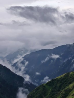 Bereketli yamaçları ve dramatik Bulutlu Sisli Dağ Manzarası