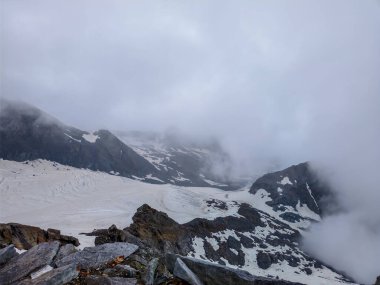 Puslu Dağ Platosu, Rocky Arazi, Temiz Gökyüzü ve Yüksek Yükseklik Vista