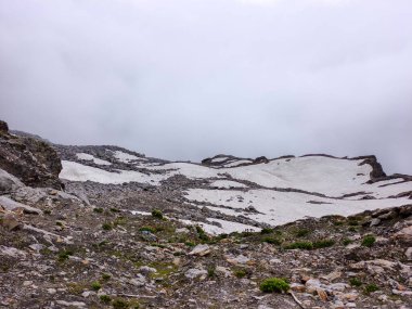 Puslu Atmosfer ve Sahne Uçurum Tarafı Görünümü ile Jagged Highland Rockscape