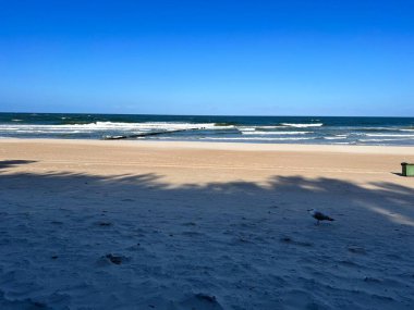 Sahili ve sahili deniz dalgalarından korumak için sıra sıra dizilmiş tahta yığınları.