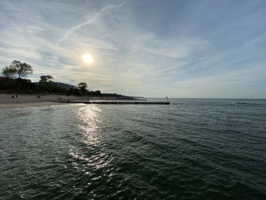 Sahili ve sahili deniz dalgalarından korumak için sıra sıra dizilmiş tahta yığınları.