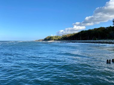 Dalgalar taşlara çarpıyor. Deniz tarafından korunmak için düzenleniyor.