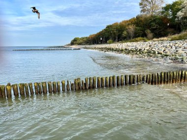 Dalgalar taşlara çarpıyor. Deniz tarafından korunmak için düzenleniyor.