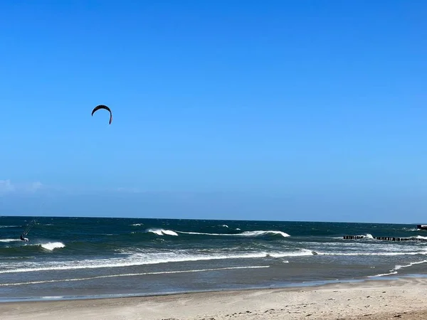 Vlny Narážející Širokou Písečnou Pláž Slunečného Dne Moře — Stock fotografie