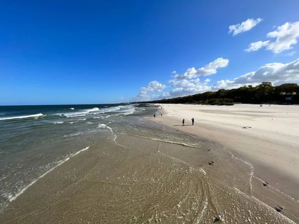 Wellen Die Einem Sonnigen Tag Meer Auf Einen Breiten Sandstrand — Stockfoto