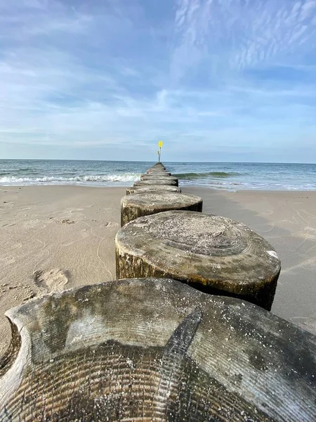 Wooden Piles Driven Rows Protect Shore Beaches Damage Sea Waves — Stock Photo, Image