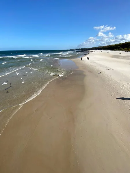 Olas Rompiendo Una Amplia Playa Arena Día Soleado Junto Mar — Foto de Stock