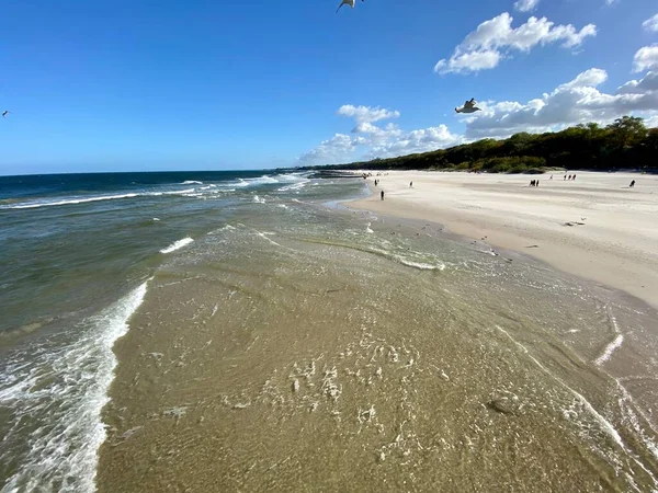 Ondas Batendo Uma Praia Arenosa Larga Dia Ensolarado Pelo Mar — Fotografia de Stock