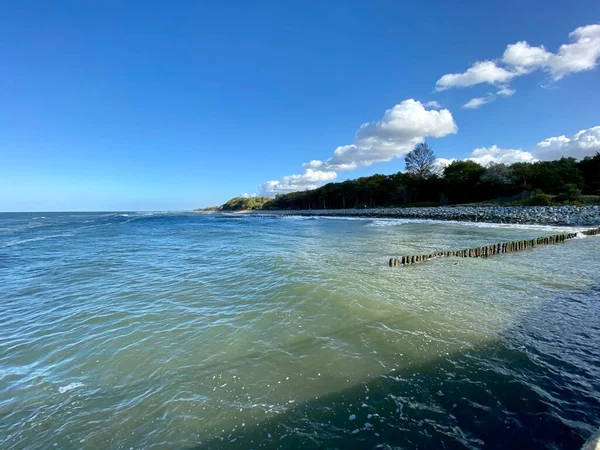 Wellen Krachen Auf Steine Die Als Uferschutz Meer Angelegt Sind — Stockfoto