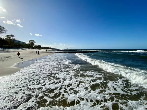 Olas Rompiendo Una Amplia Playa Arena Día Soleado Junto Mar — Foto de Stock