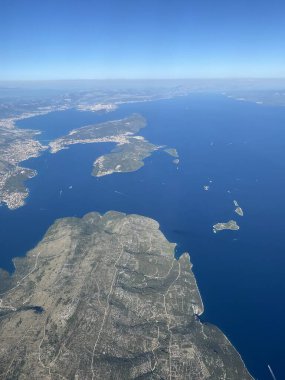 Hırvat kıyısı, mavi gökyüzü ve belki ada manzarası