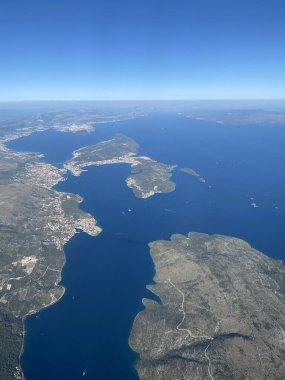 Hırvat kıyısı, mavi gökyüzü ve belki ada manzarası