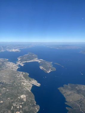 Hırvat kıyısı, mavi gökyüzü ve belki ada manzarası