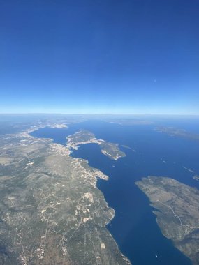 Hırvat kıyısı, mavi gökyüzü ve belki ada manzarası