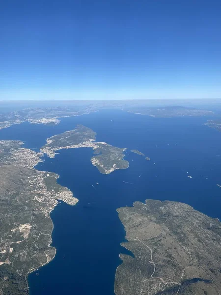 Hırvat kıyısı, mavi gökyüzü ve belki ada manzarası