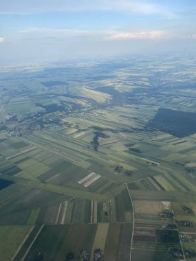 Mavi gökyüzü görünür bulutlar, tarım arazileri, ormanlar ve dağlar Avrupa üzerinde uçuyor