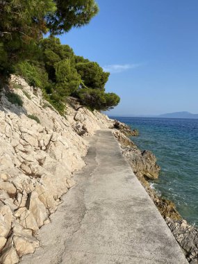 Belki Adriyatik Denizi. Kahverengi kayalık kıyılar.